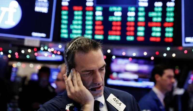 Dealer works at the flooring of the Turkish Stock Exchange for a while after the outlet bell in Türkiye